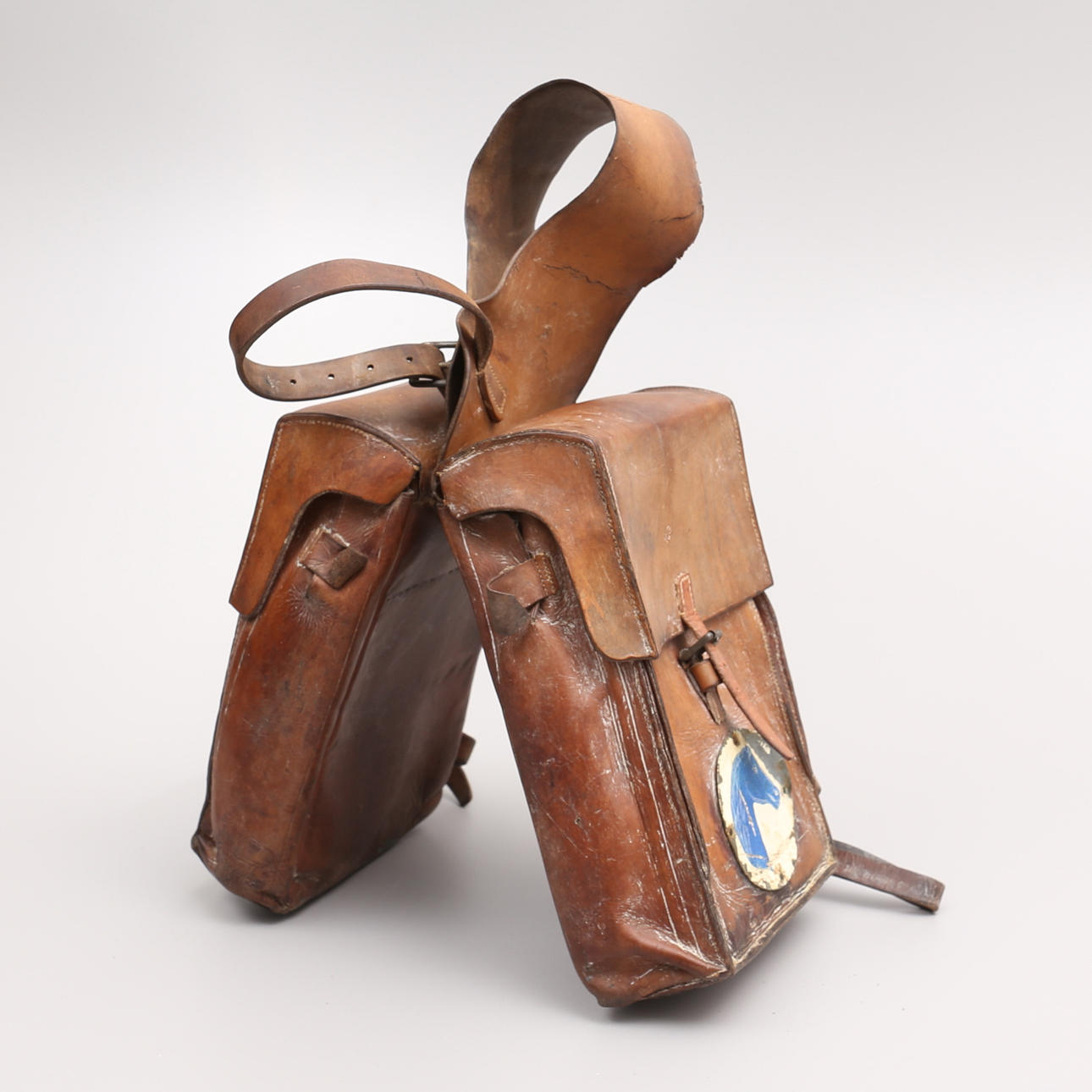 SADELVÄSKOR, skinn, med plåtdekor, 1900-tal.