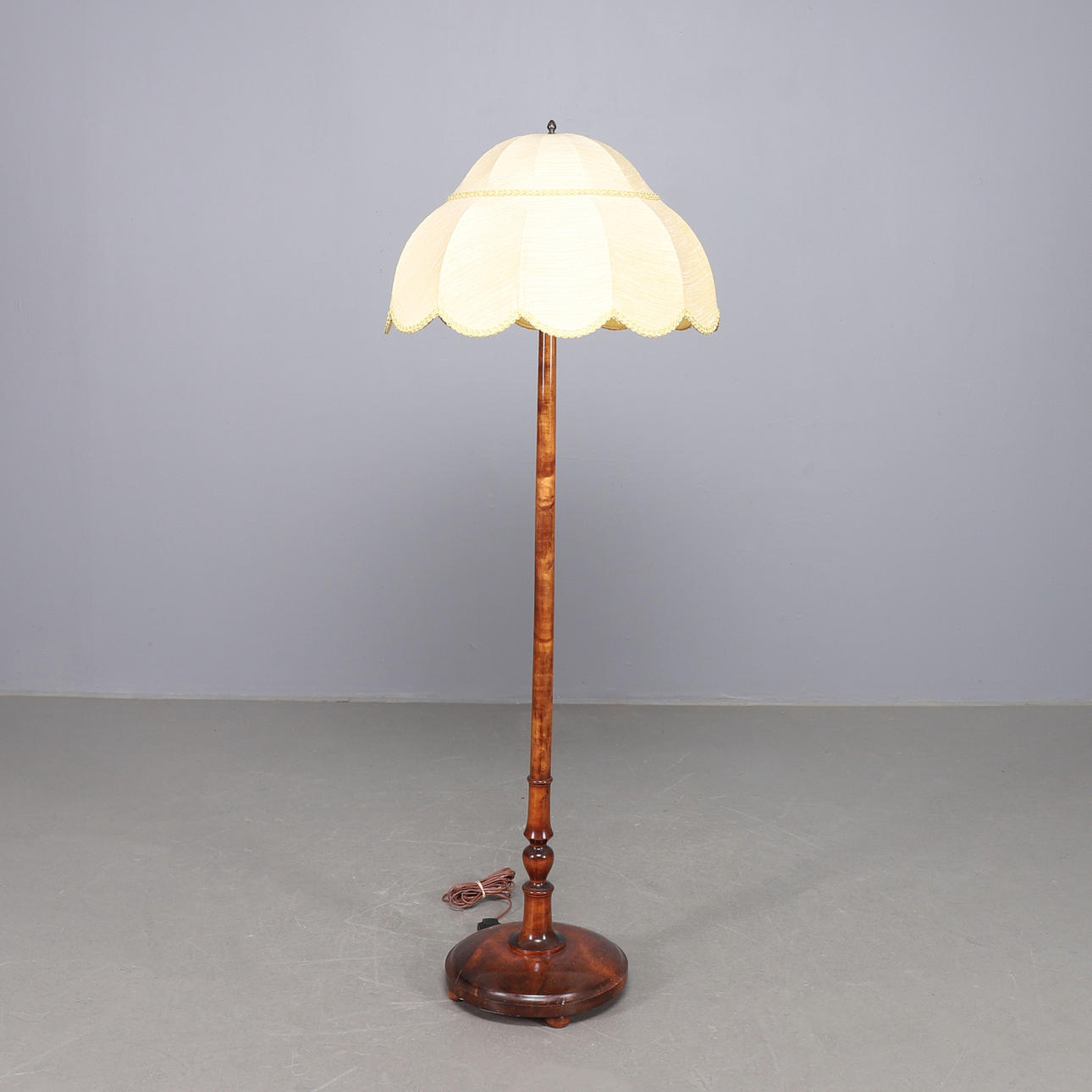 GOLVLAMPA, trä, 1900-tal.