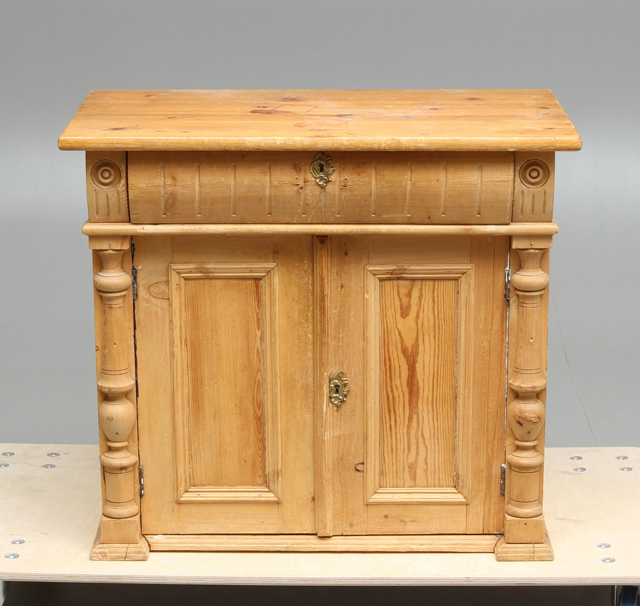 KOMMOD, nyrenässans, 1800-talets slut.