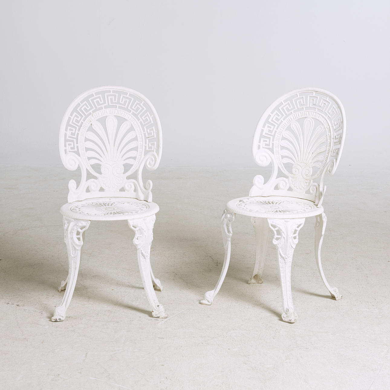 HAVESTOLE, 2 stk, i hvidmalet metal.