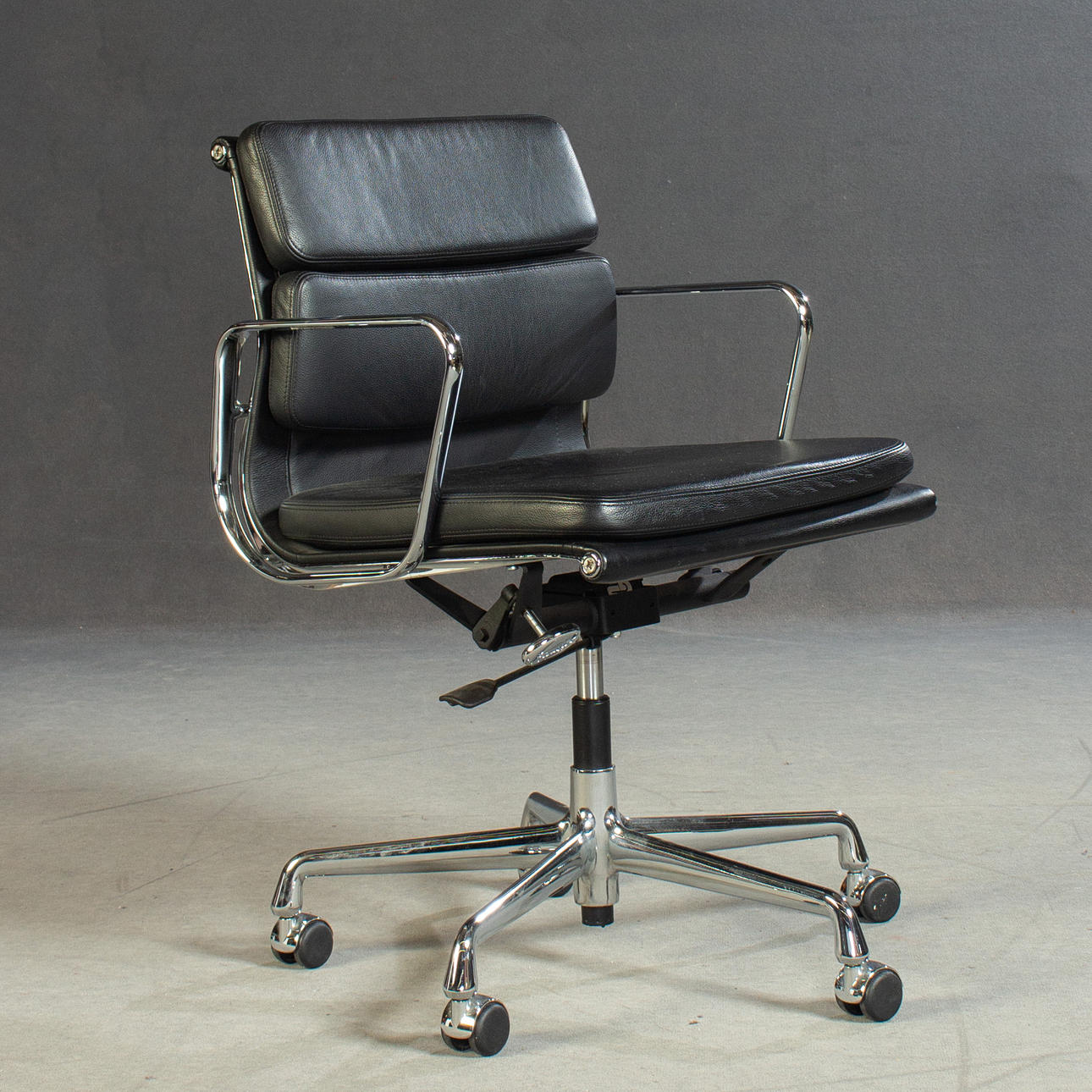 CHARLES & RAY EAMES. Vitra, Soft Pad EA 217 kontorstol.