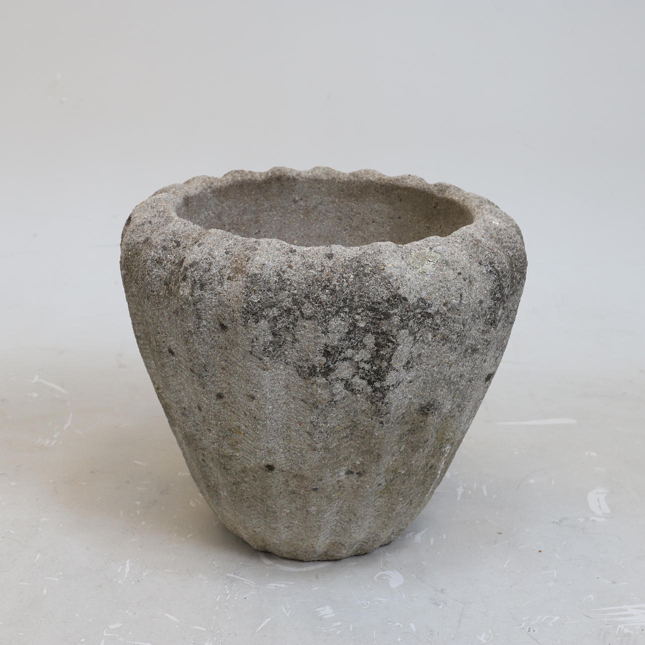 TRÄDGÅRDSURNA, betong, 1900-tal.