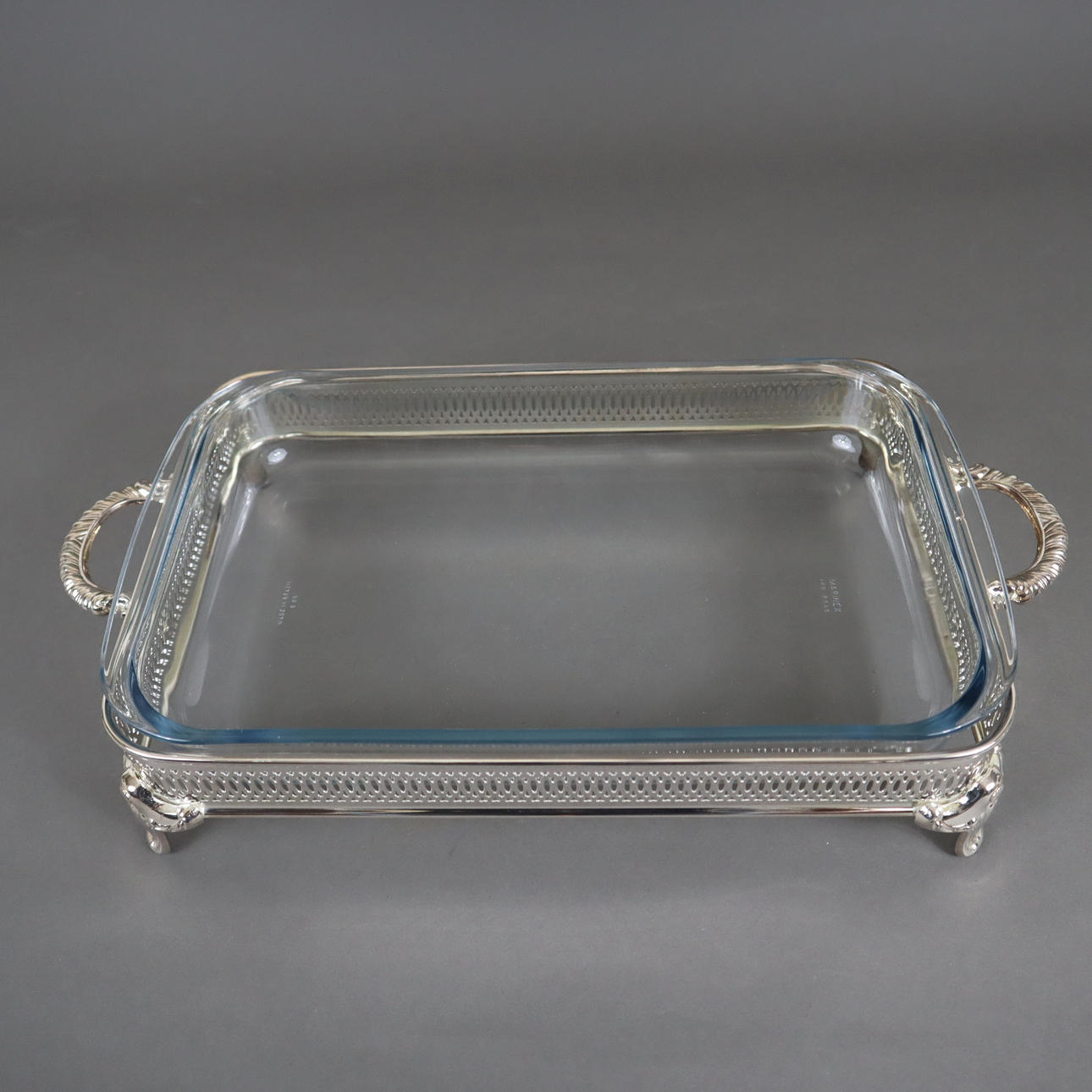 - AUFLAUFFORM mit versilbertem Gestell.