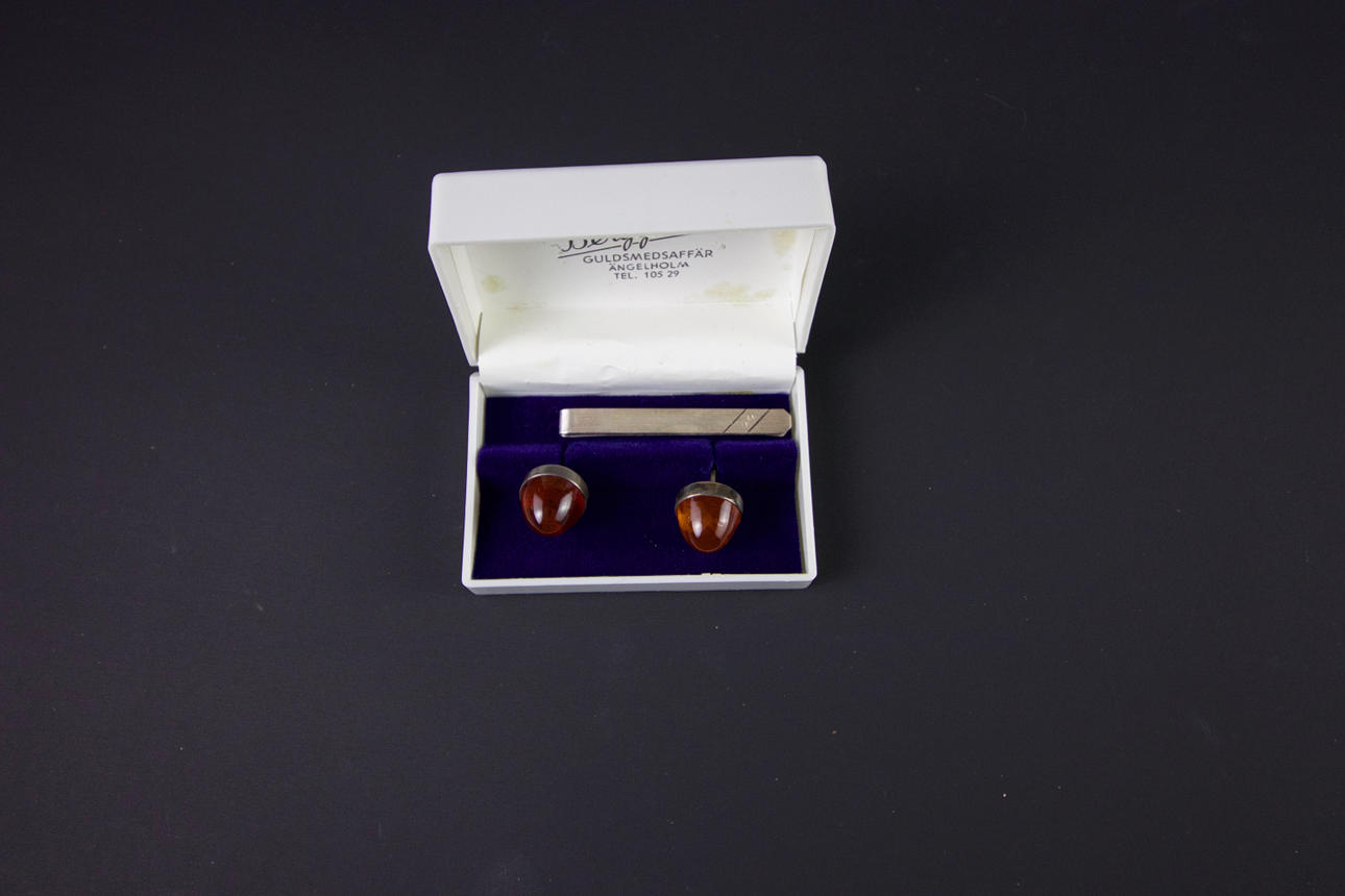 KRAWATTENNADEL und MANSCHETTENKNÖPFE, Silber und Bernstein.