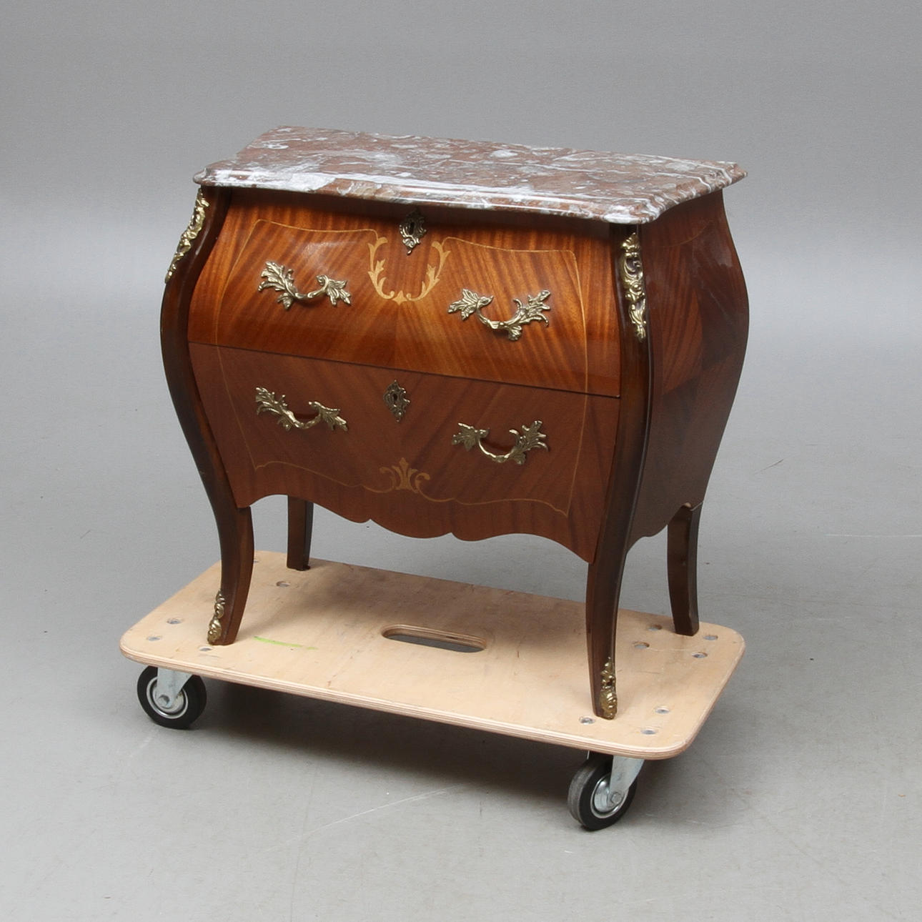 BYRÅ, rokokostil, 1900-tal.