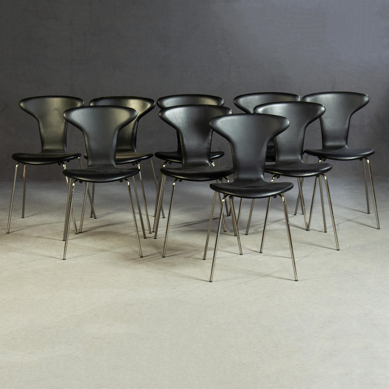 ARNE JACOBSEN. Howe, 9x Munkegaardstolen, sort læder.