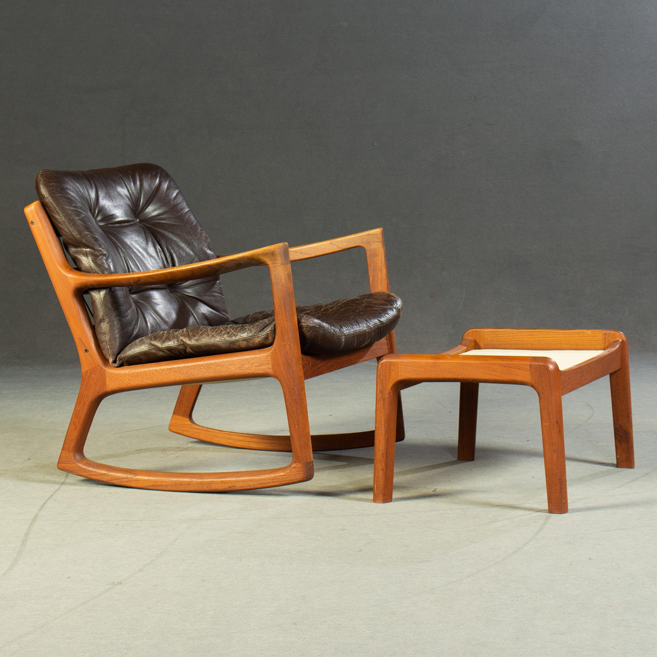 CADO, Schaukelstuhl + Fußhocker.