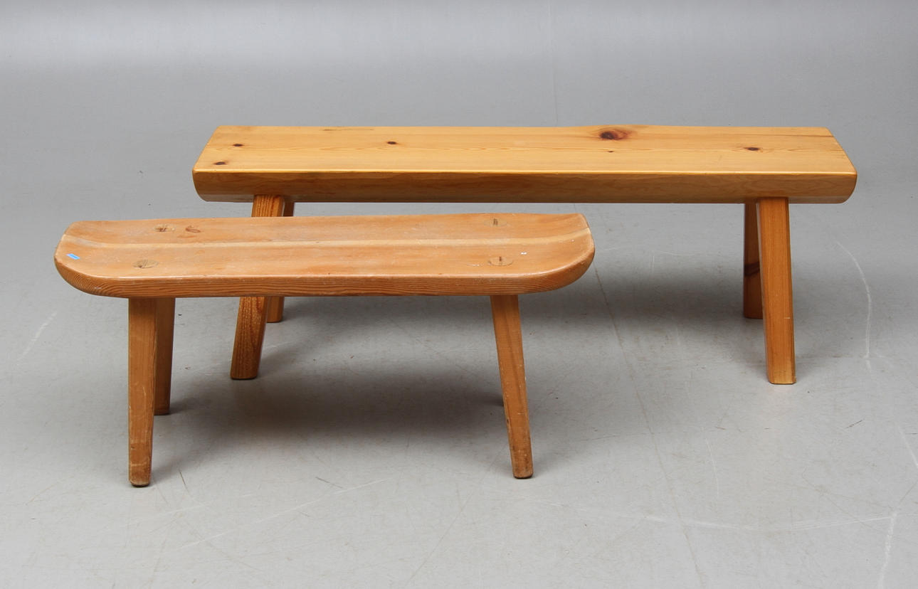 BÄNKAR, 2 st, varav en signerad NS -84.