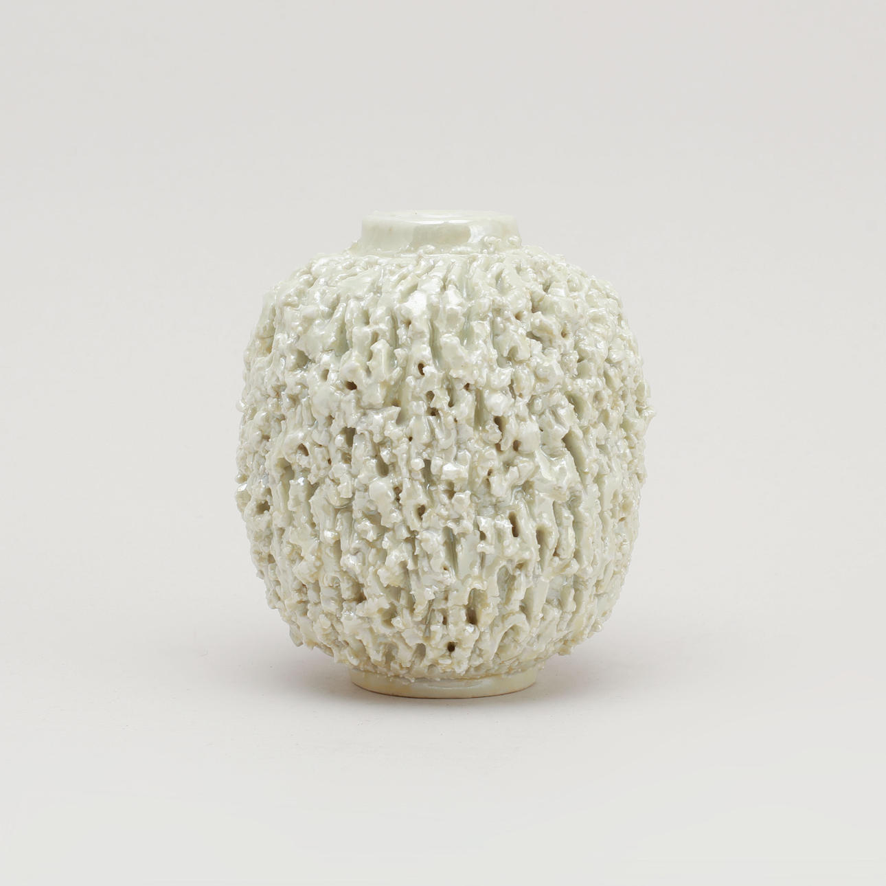 GUNNAR NYLUND. igelkottvas,"Chamotte", stengods, Rörstrand.