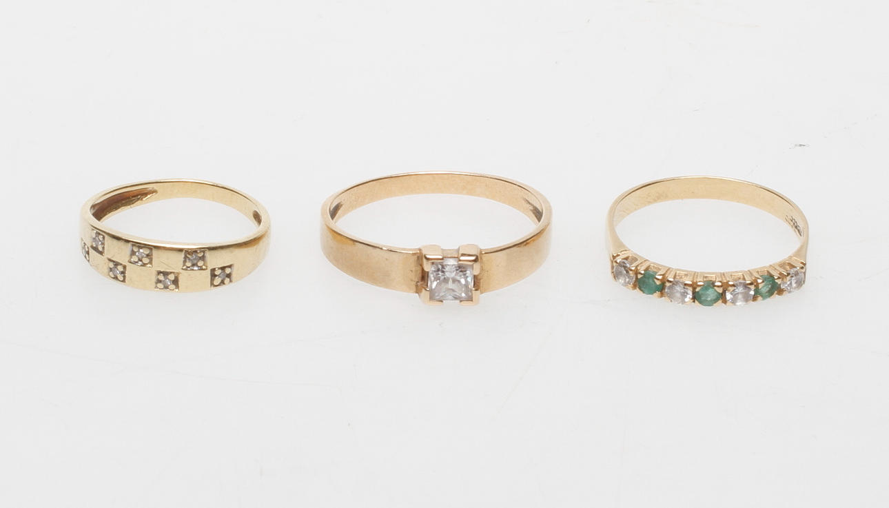 RINGAR, 3 st, 18k guld, vikt ca 6,9 gr.