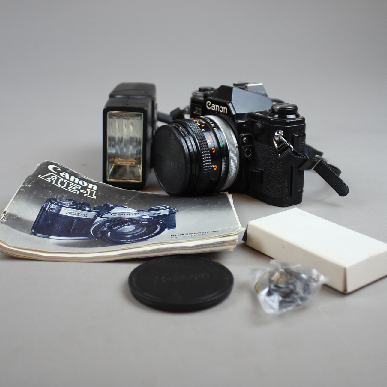 CAMERA Canon AE-1 with lens and flash.