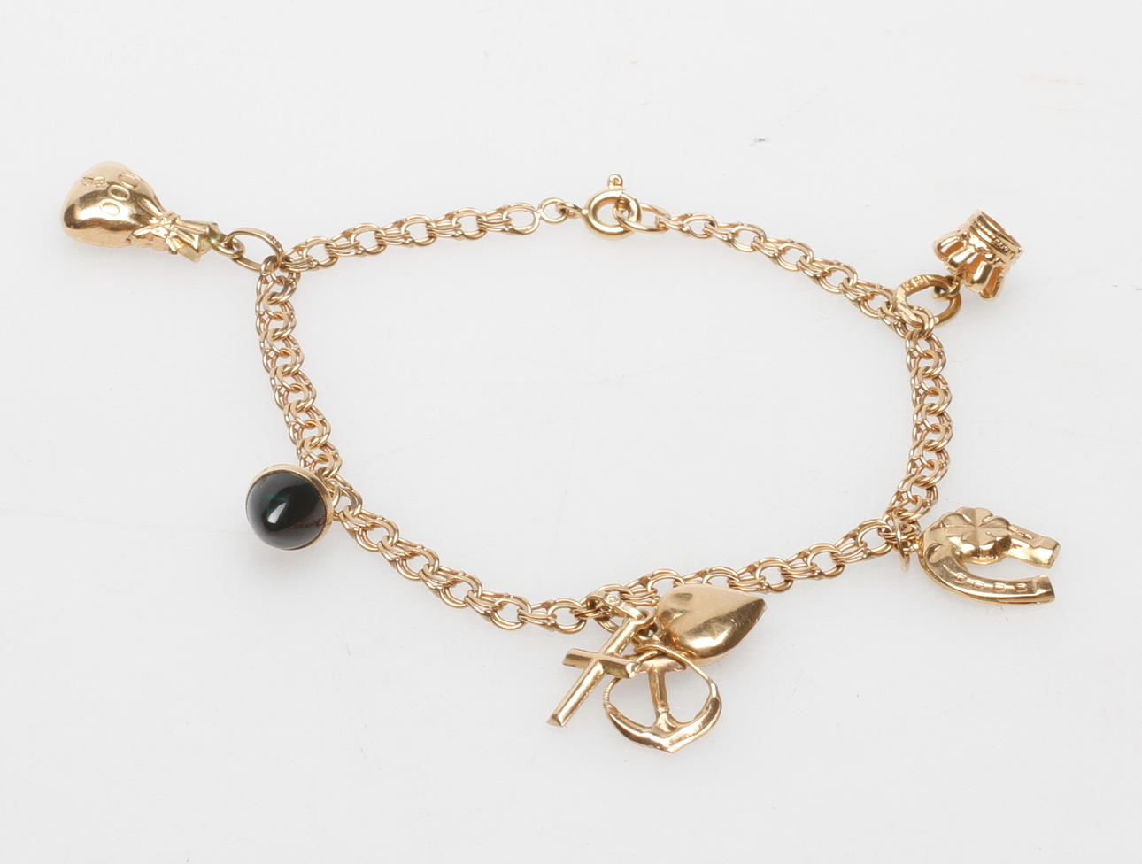 ARMBAND BISMARCK MED BERLOCKER, 18k guld, vikt ca 8,5 gr.