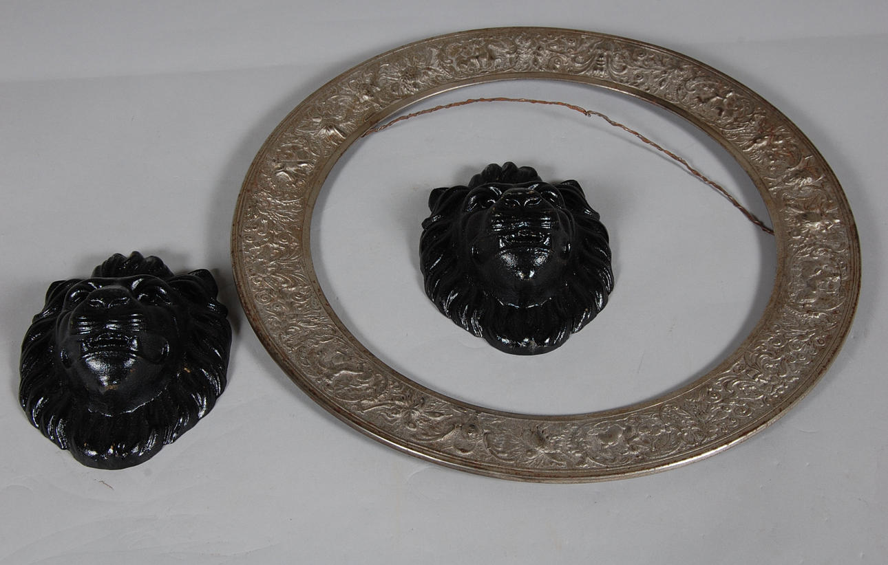 LEJONMASKARONER, 1 par gjutjärn, 1 st ram förkromad gjutjärn.