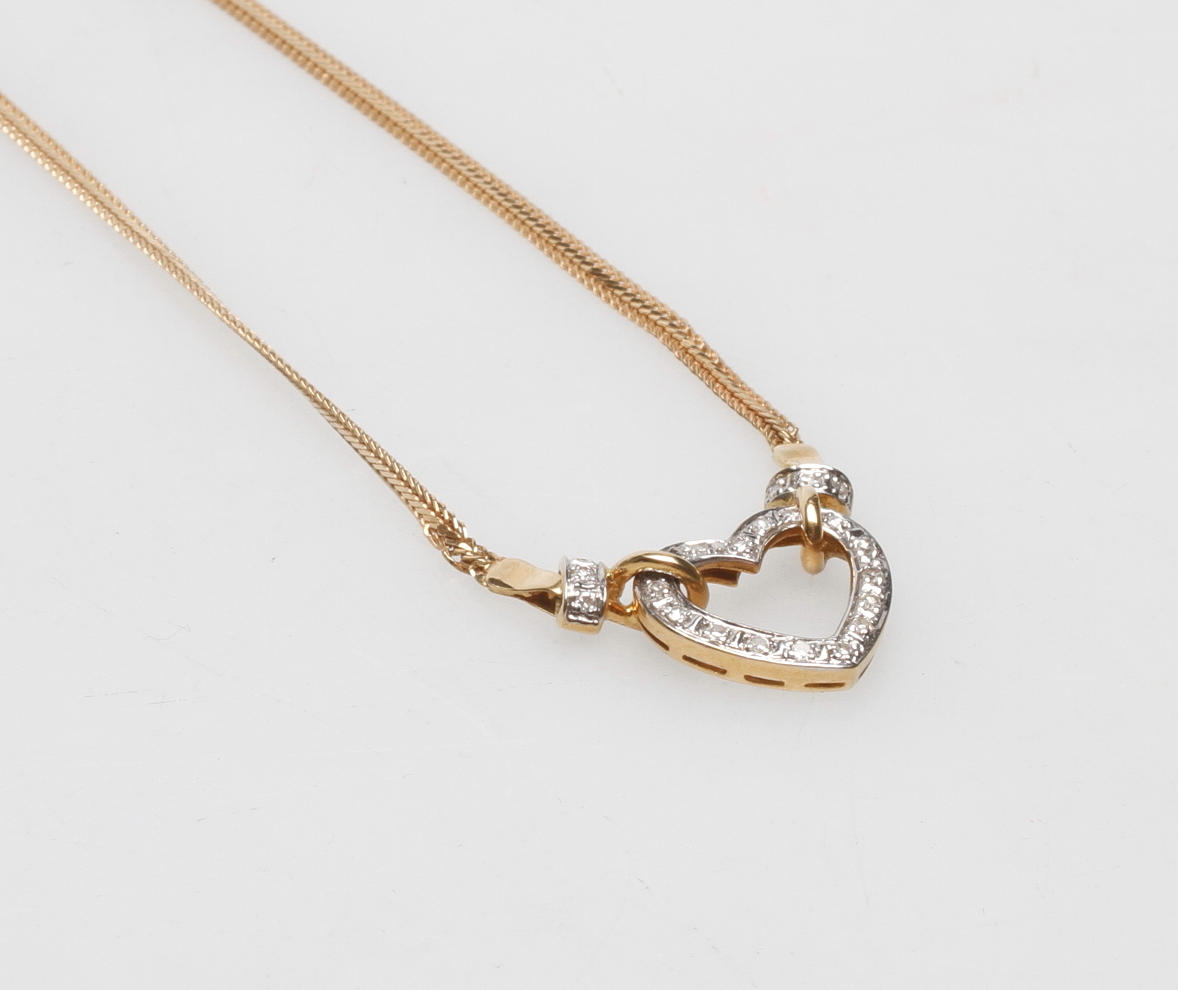 HALSBAND MED HÄNGE MED SMÅ DIAMANTER, 18k guld, vikt ca 6,2 gr.