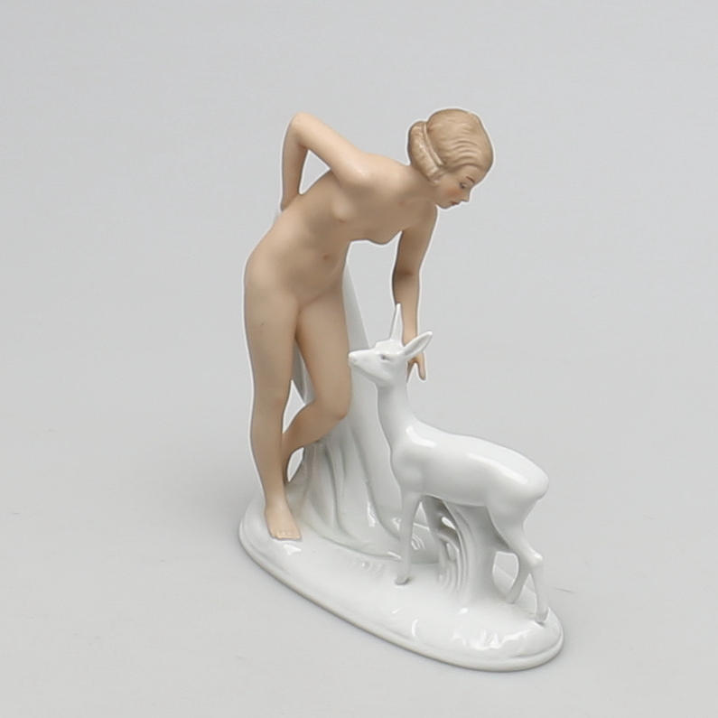 FIGURIN. Flicka med rådjurskid. Wallendorf Thuringen, Tyskland.