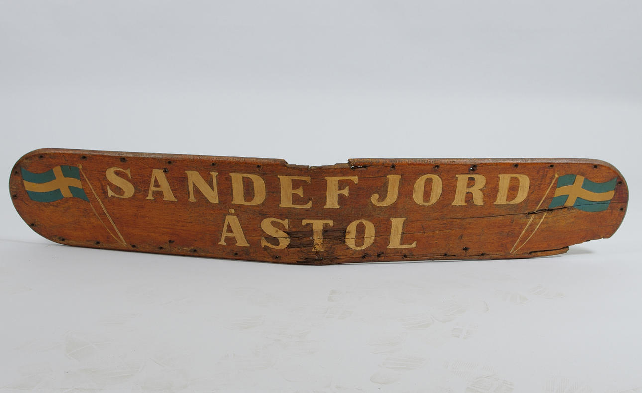 NAMNSKYLT, akter på fiskebåt, Sandefjord, Åstol.