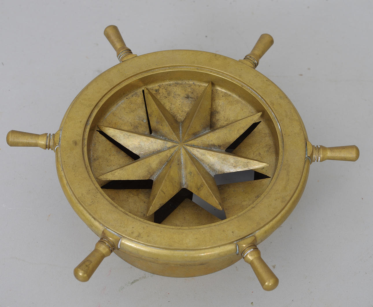 ASKKOPP i form av roder och kompass, mässing.
