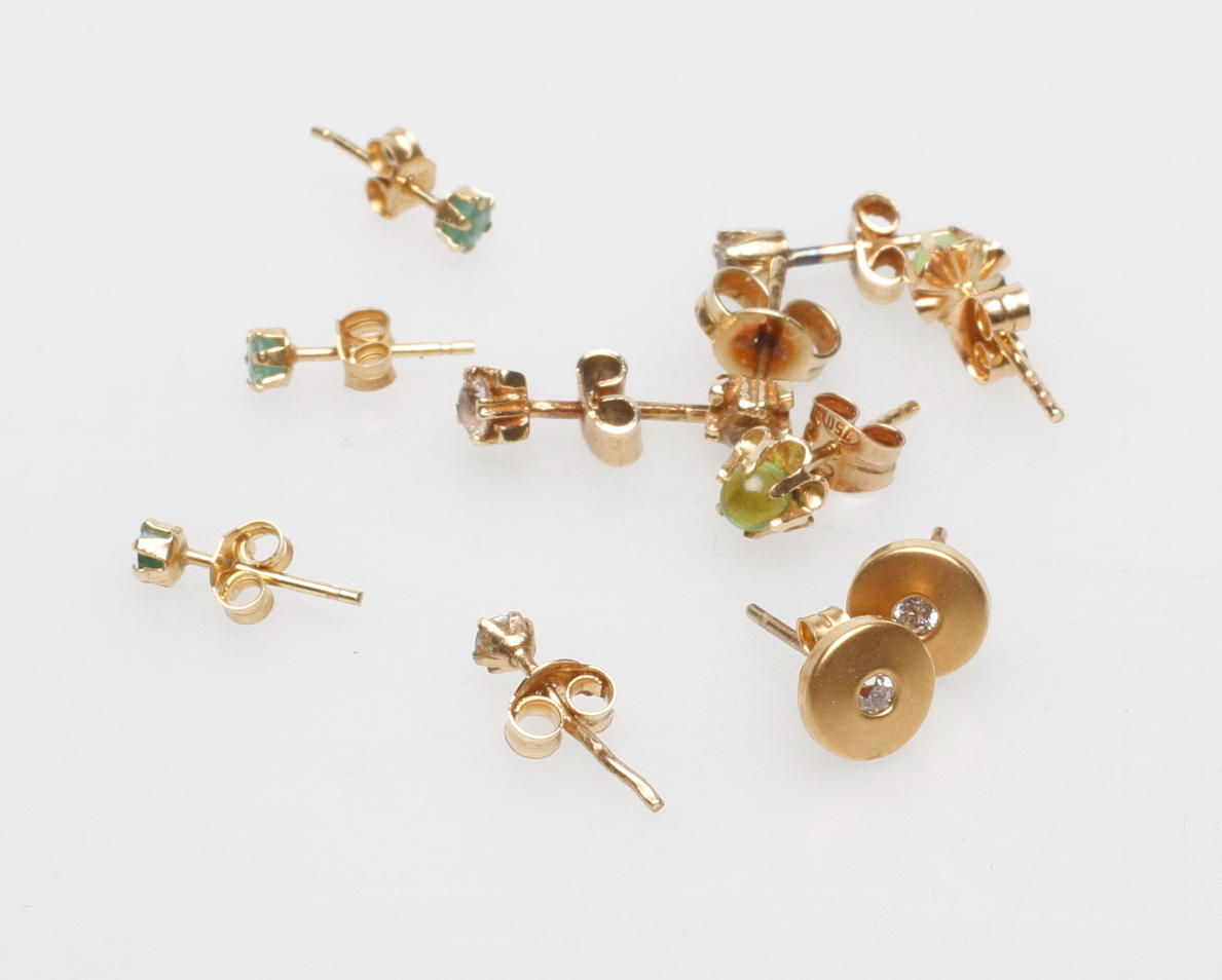 ÖRHÄNGEN, 11 st, 18k guld, vikt ca 3,5 gr.