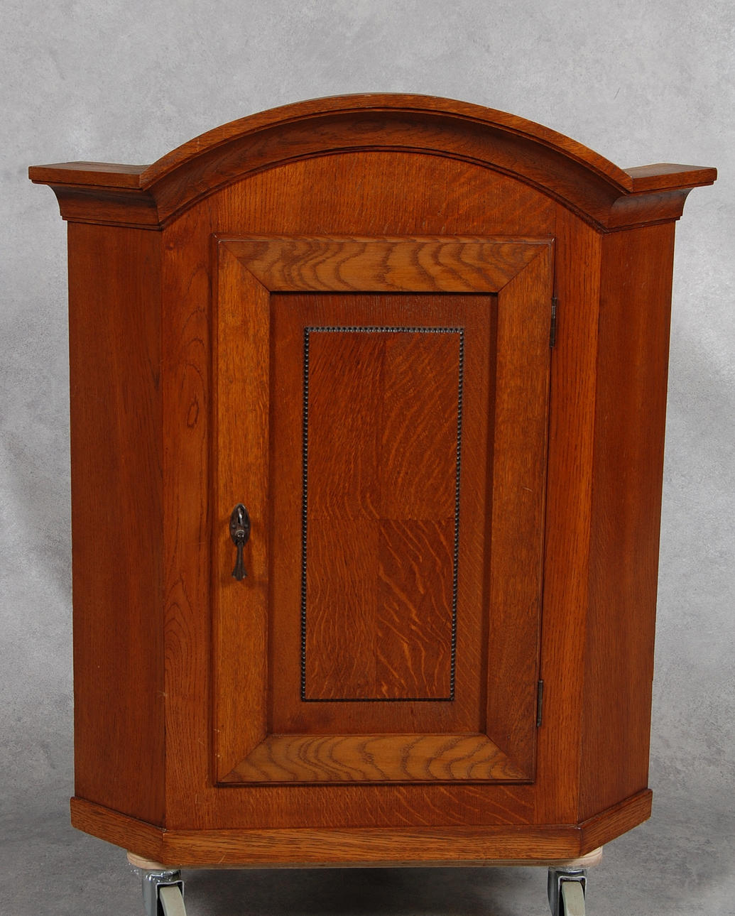 HÖRNSKÅP, 1900-tal.