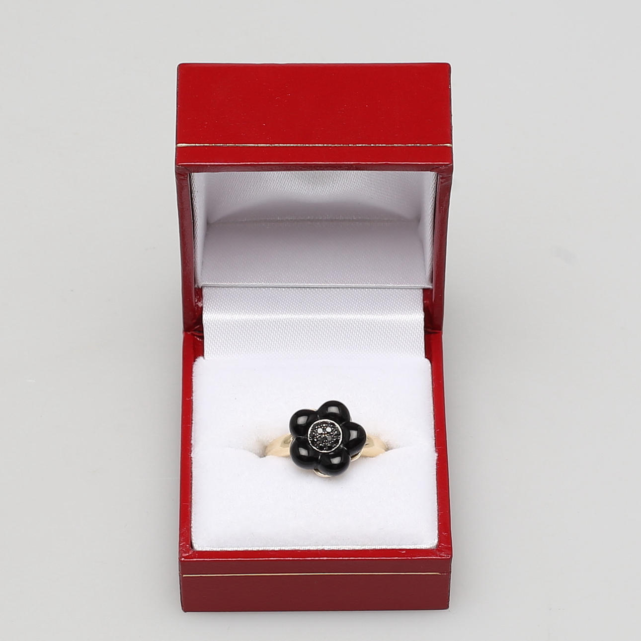 RING i gulguld 14K med Onyx blomma bestående av 13 st paveinfattade svarta diamanter 0,15 carat.