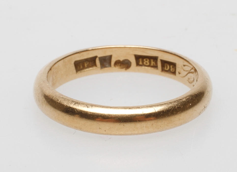 RING, 18k guld, vikt ca 4,9 gr.