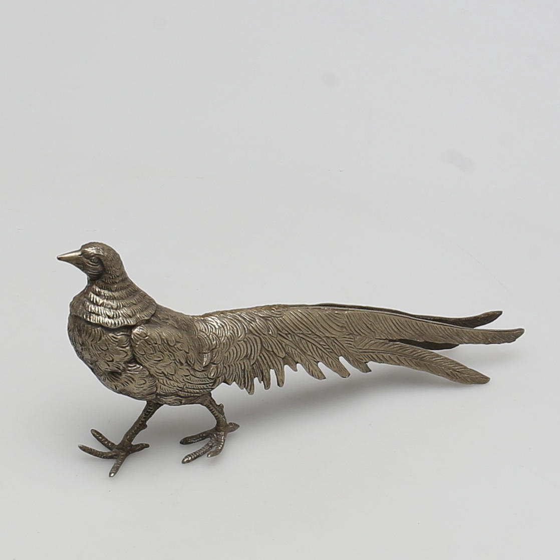 BORDSDEKORATION i vitmetall fasan.