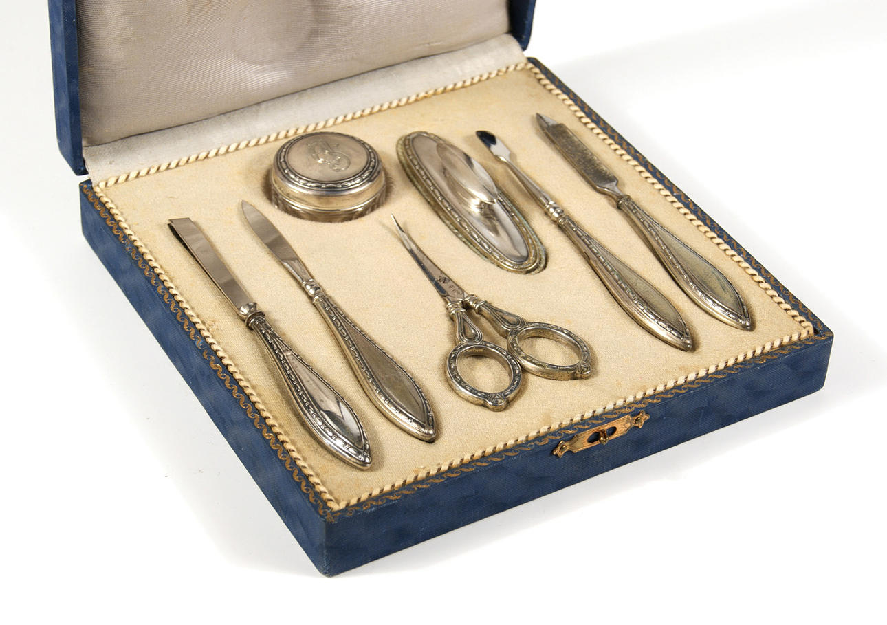 7 bit manikyr set, silver. Hermann Bauer, Schwäbisch Gmünd. Efter 1900. 90,31 gram.