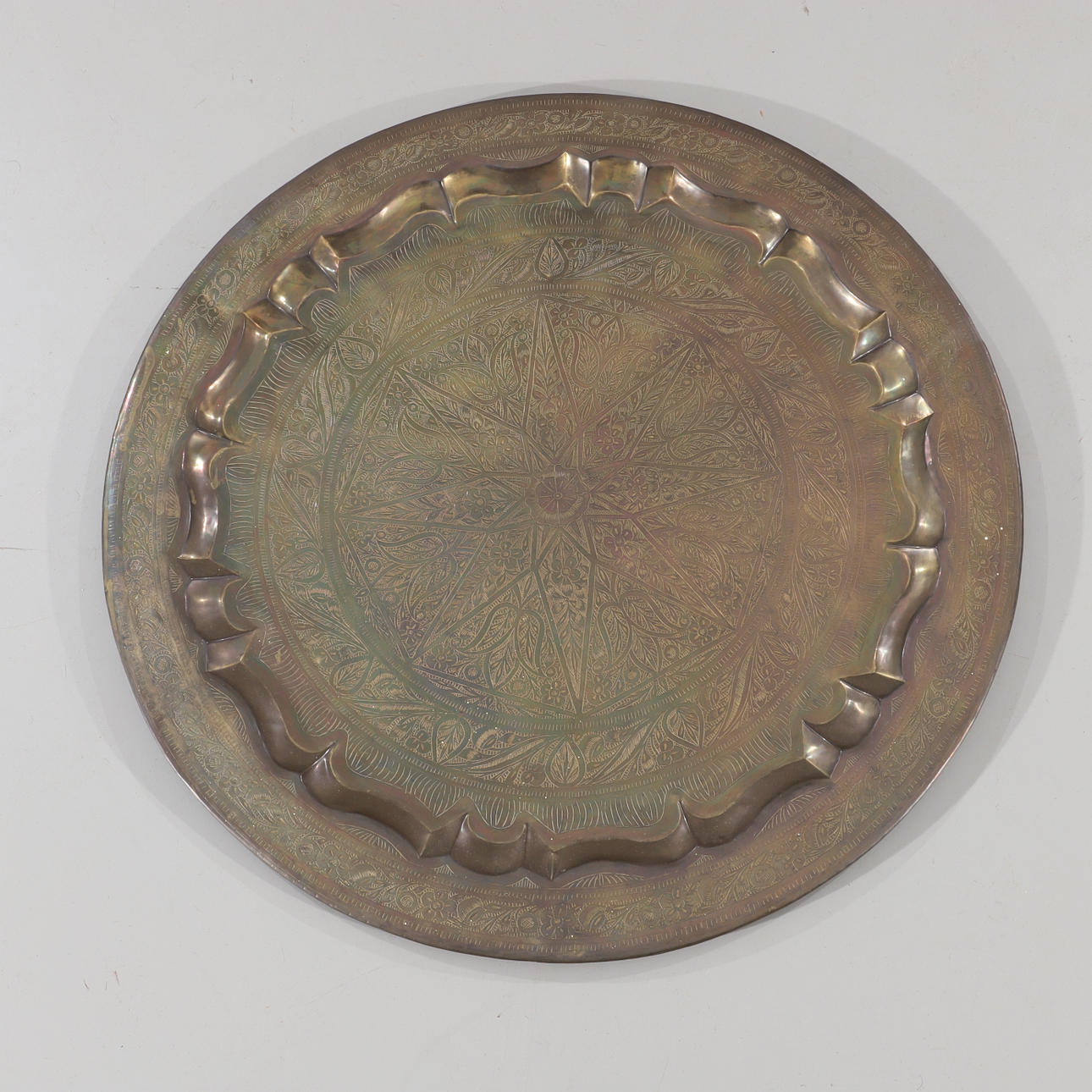 BANDEJA, latón repujado, siglo XX.