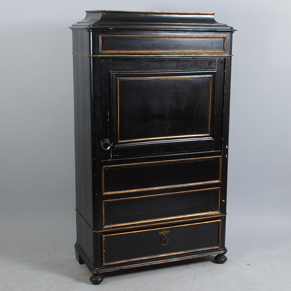 KLÄDSKÅP, svart målat med bronseringar, sent 1800-tal, Danmark.