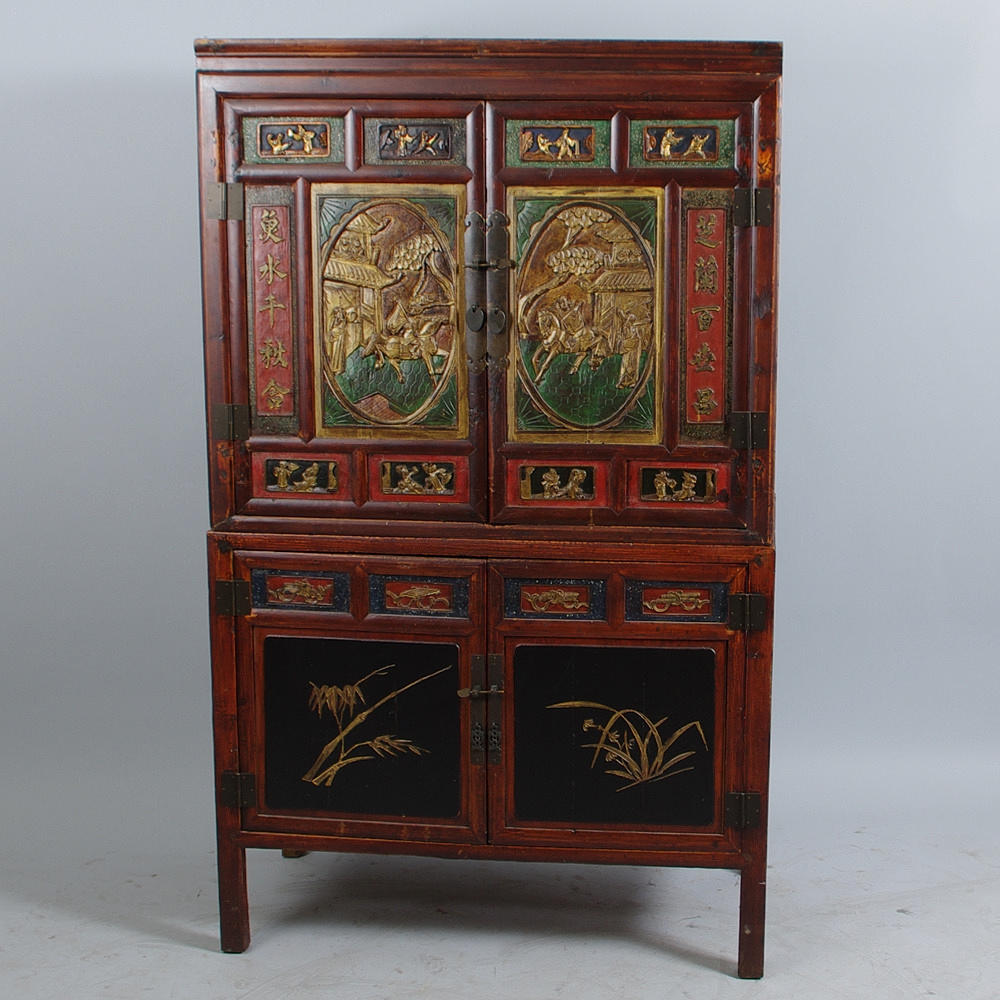SKÅP, skuret trä med målnigar och förgyllningar, Kina.