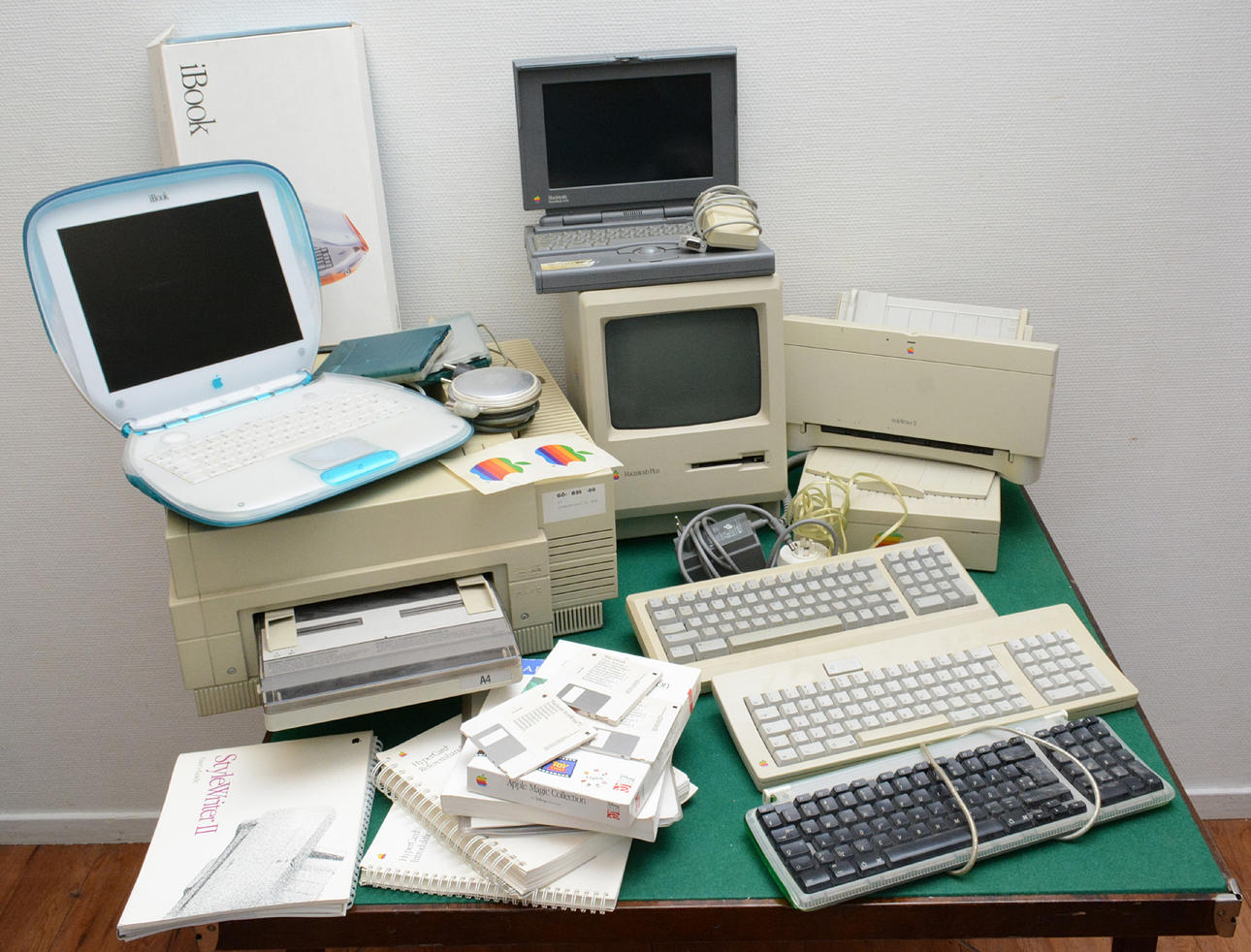 Computadoras e impresoras antiguas Apple y Macintosh con accesorios.