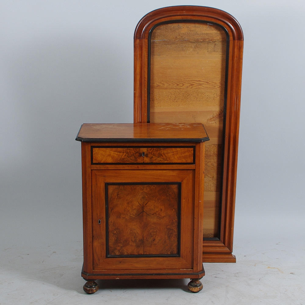 SPEGEL MED KONSOLSKÅP, mahogny med svärtade detaljer.