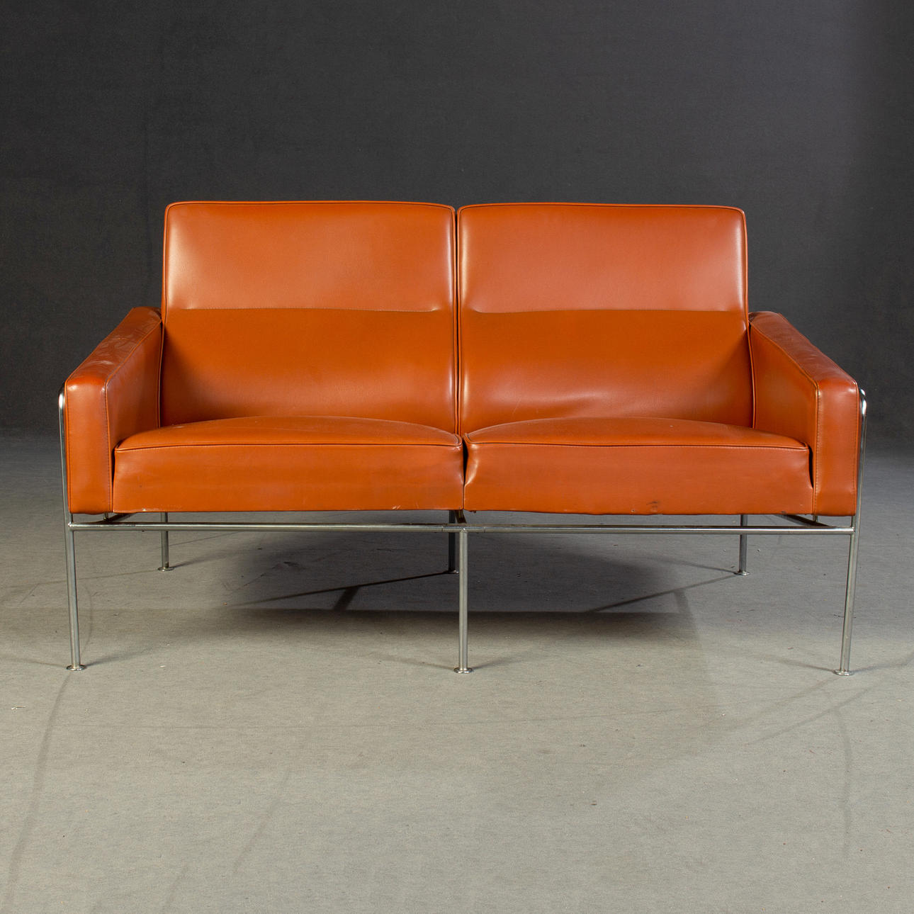 ARNE JACOBSEN. 2-personers sofa 'Airport' model 3302.
