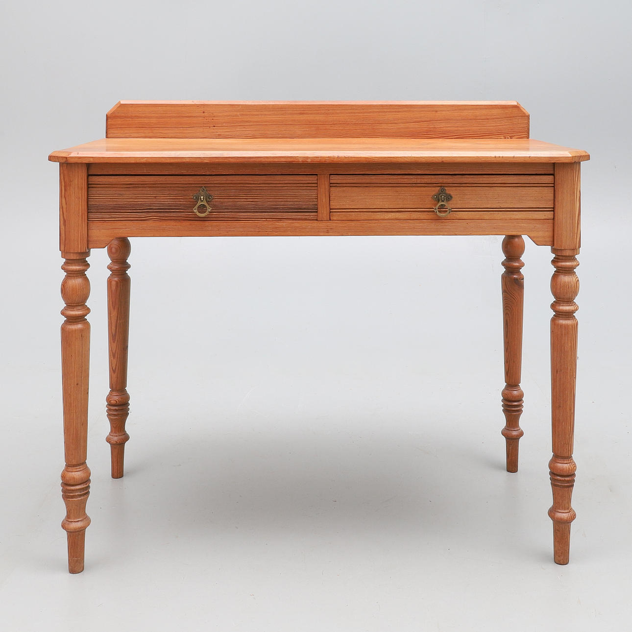A LATE VICTORIAN PITCH PINE SIDE TABLE.