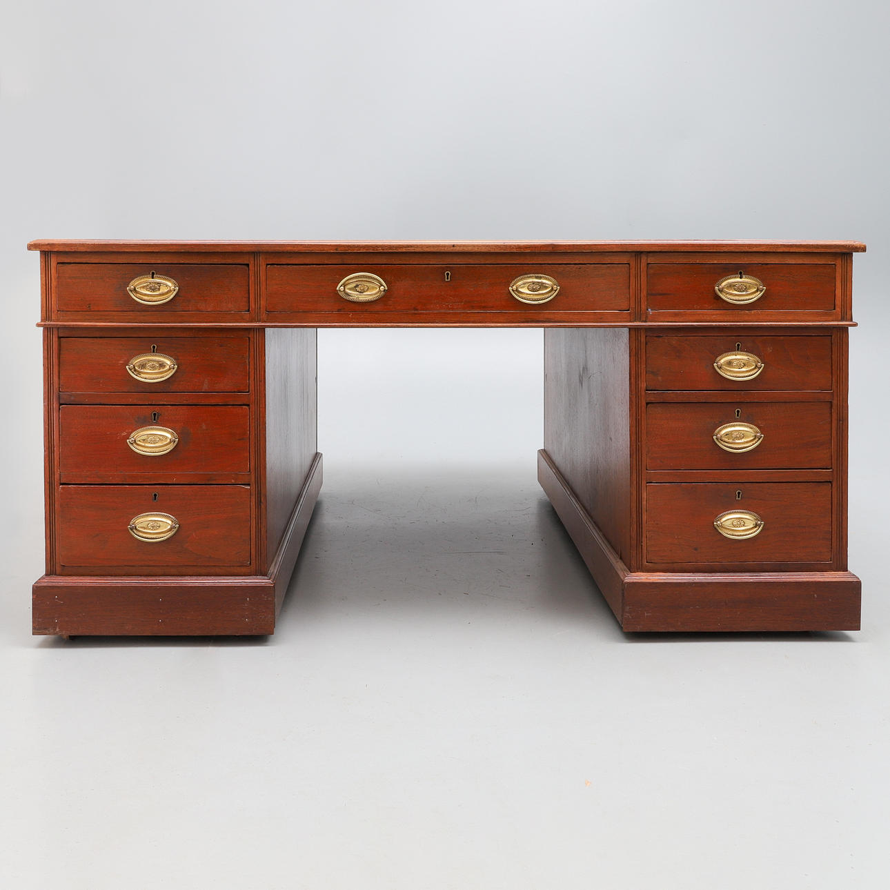 EN PARTNER EDWARDIAN MAHOGNY SKRIVBORD.