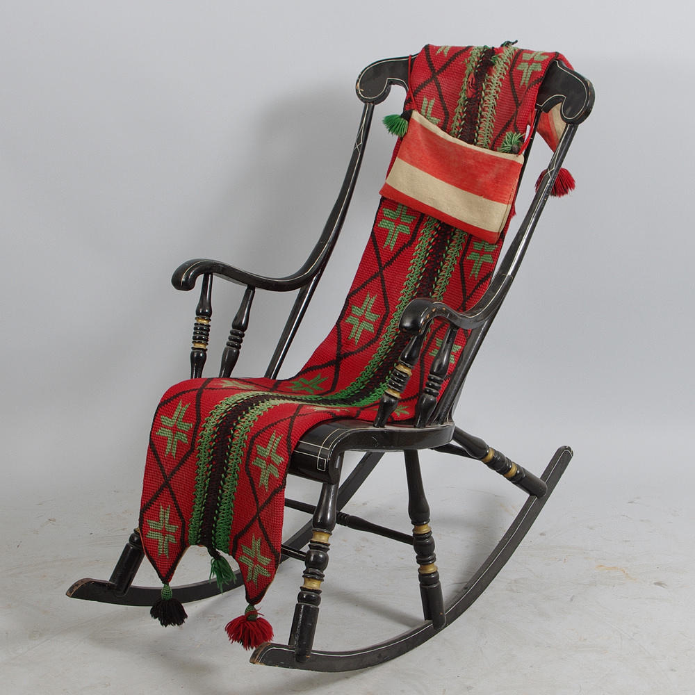 GUNGSTOL, svartmålad med bronseringar, sent 1800-tal.