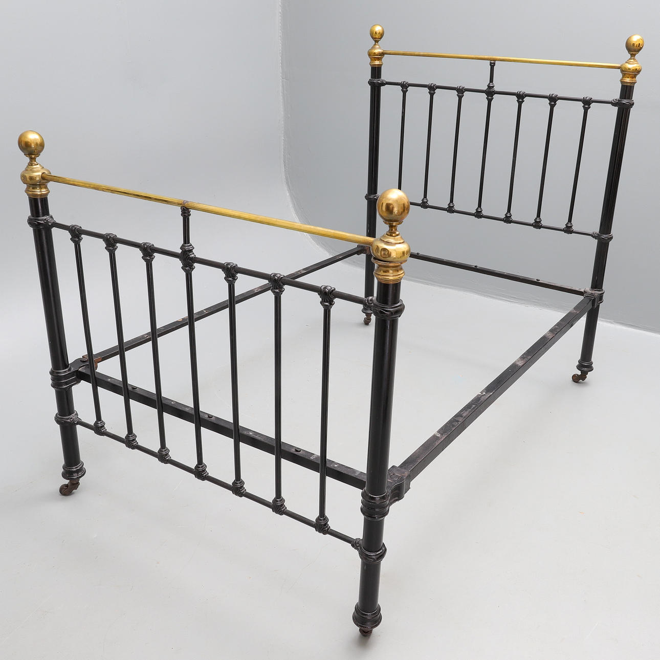 EN SENVIKTORIANSK MESSING OG SORTMALT JERNSKINNE END DOBBELT SENGESTED.