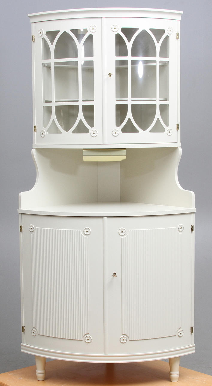 HÖRNSKÅP, gustaviansk-stil, 1900-talets senare hälft.