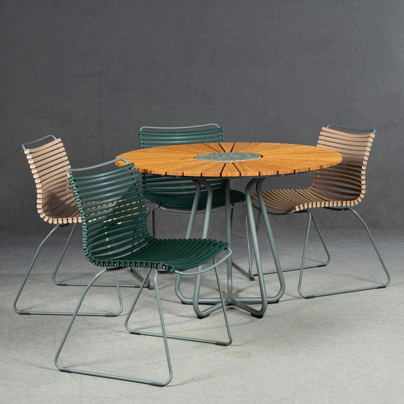 HOUE, 4x Click Chair + Circle Table.