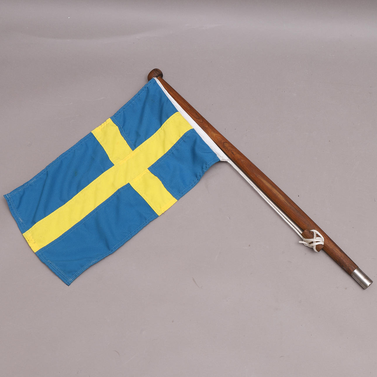 AKTERFLAGGA, teak & textil.