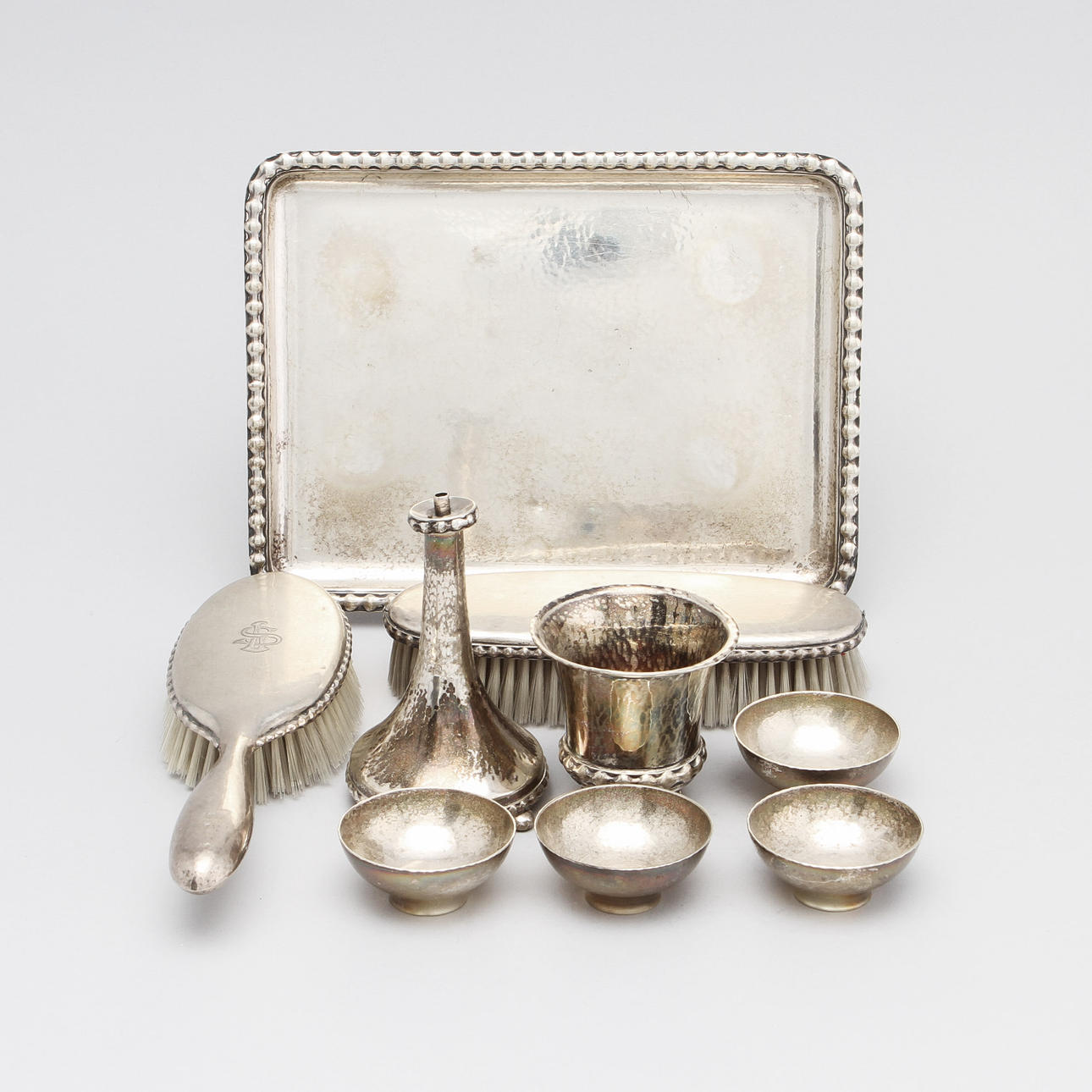 TOILETUPPSÄTTNING, 8 delar, K. Andersson, 1917 samt 1920. Vikt 835 gram.