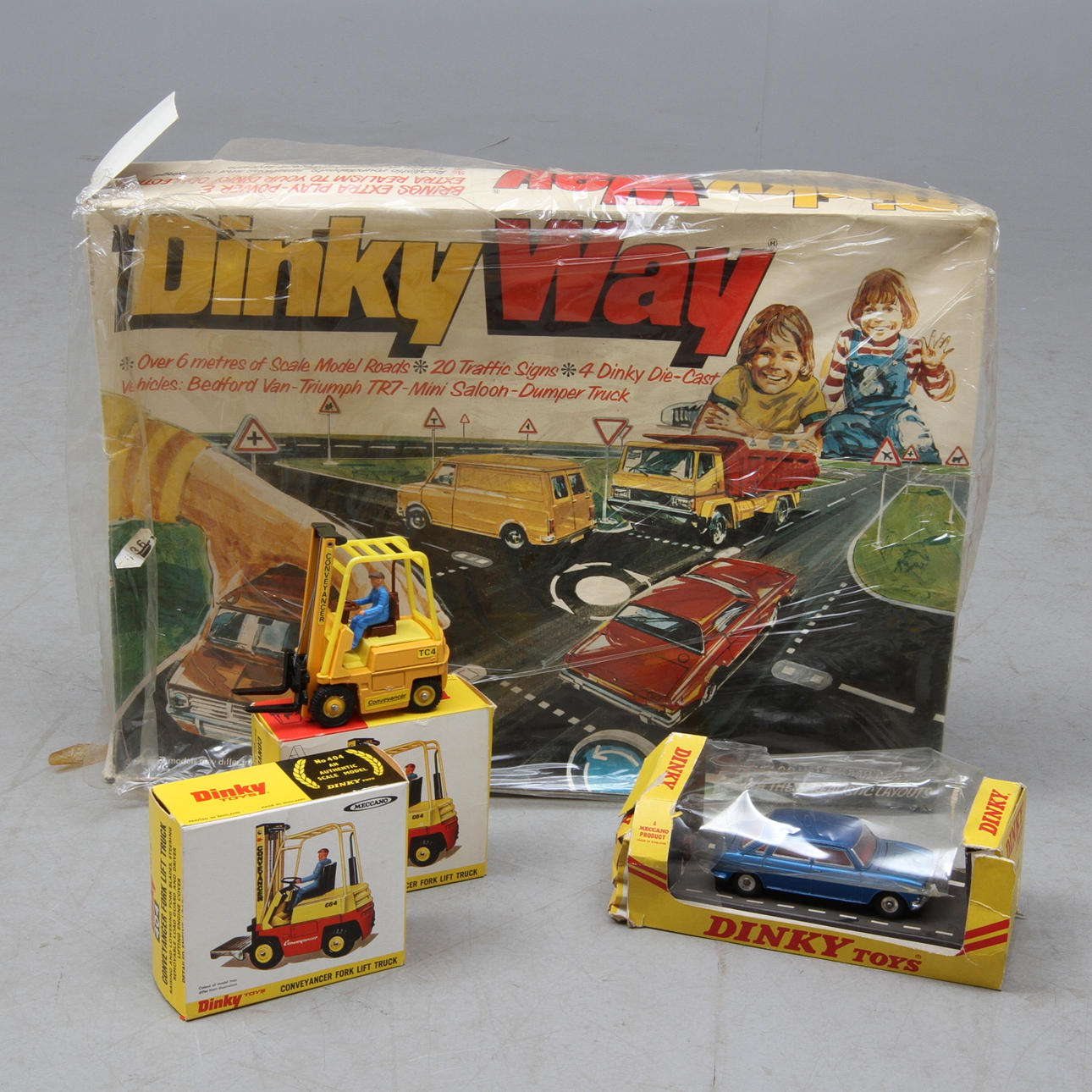 DINKY TOYS 4 delar. 2 gaffeltruckar 404, Austin 171 och Dinky Way. Originalkartonger.