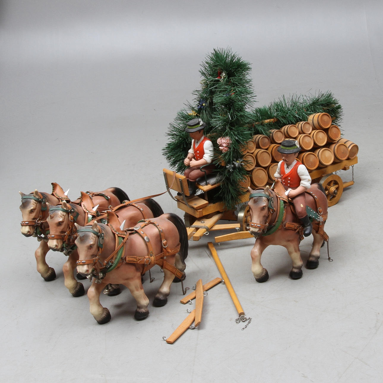 BRYGGARVAGN med 4 draghästar , ryttare och kusk. Tillverkad av STEHA Tyskland.