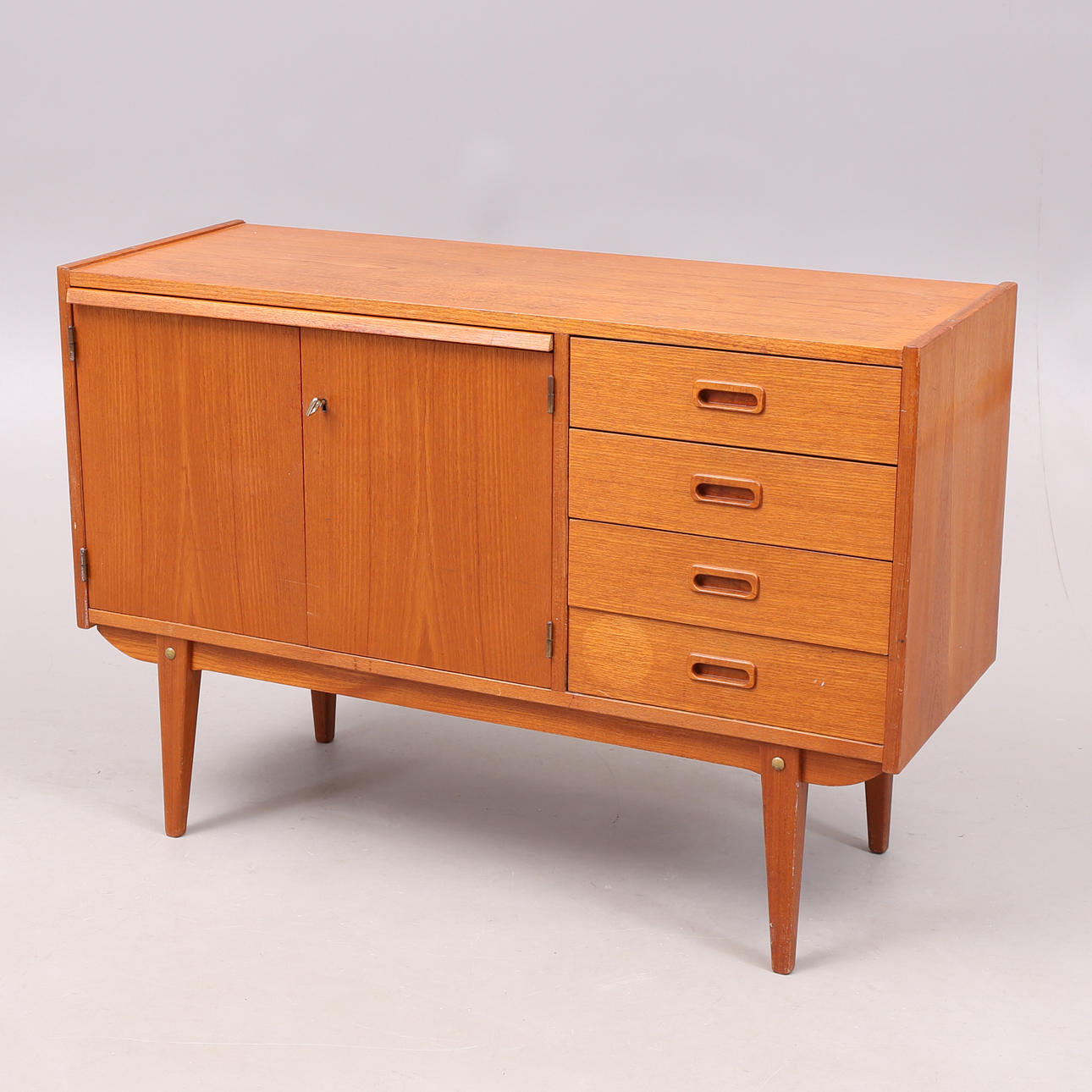 SIDEBOARD med utdragsskiva, teak, 1950/60-tal.