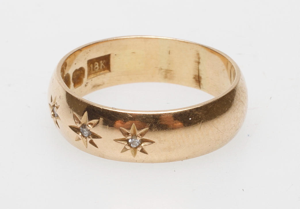 RING, 18k guld, med 3 mindre vita stenar, 6,5 gr.