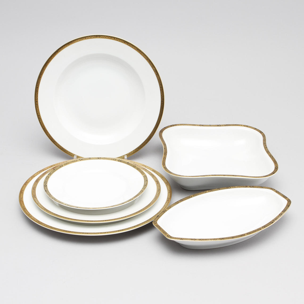 SERVISDELAR, 107 delar, 2 snarlika serviser, Hutchenreuter.