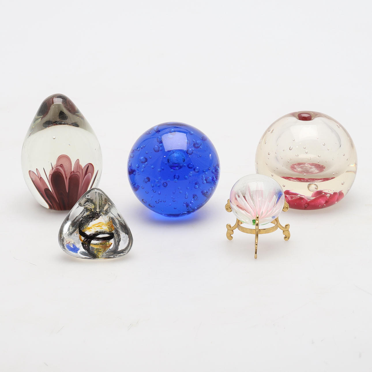 A GROUP OF GLASS PAPERWEIGHTS.