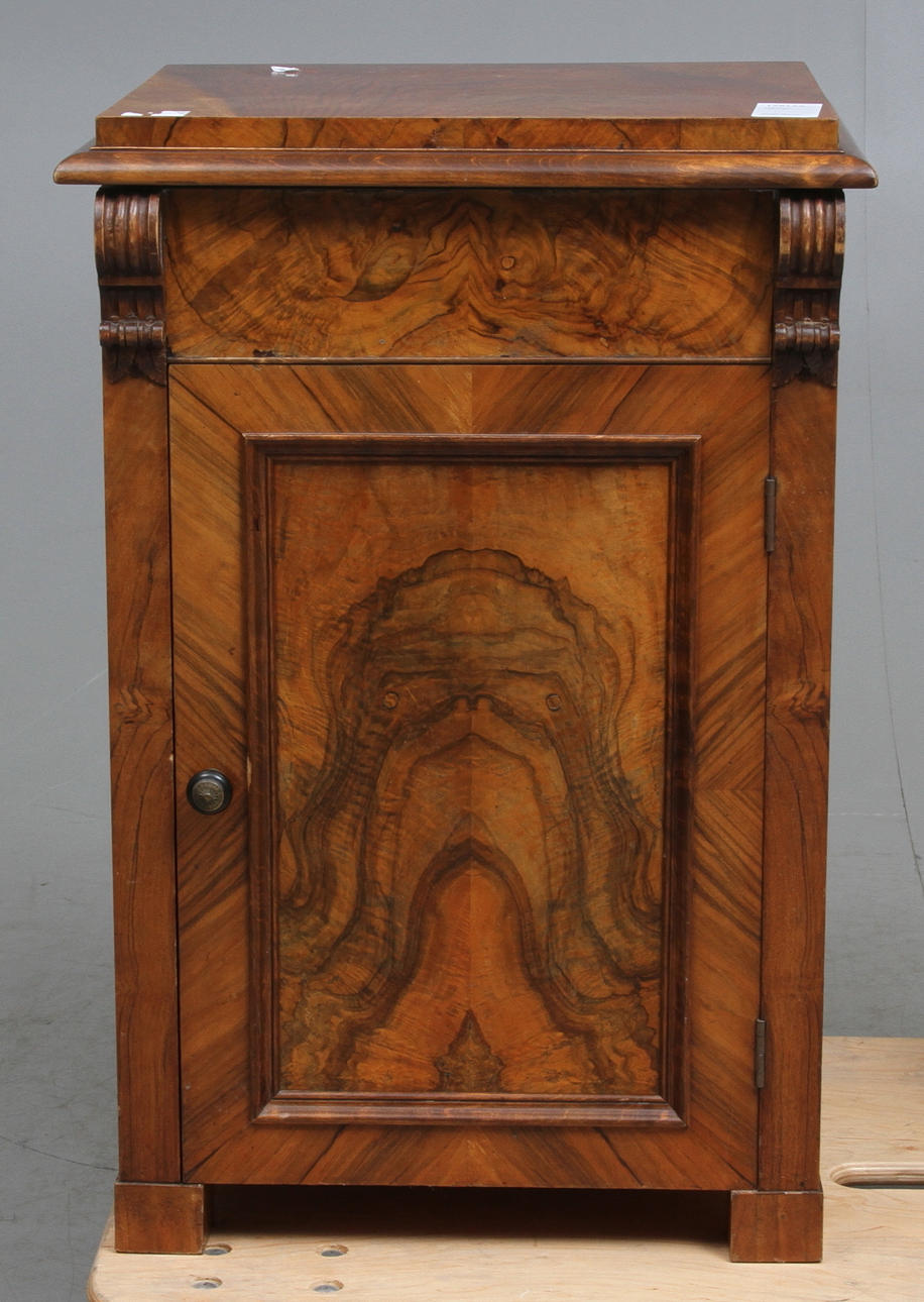 KOMMOD, nyrenässans, 1800-talets andra hälft.