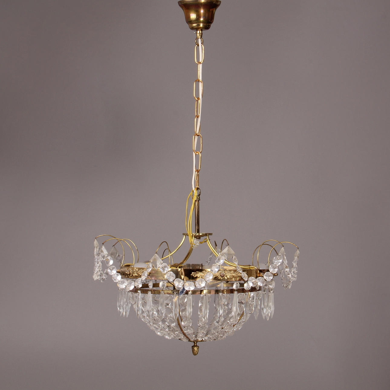 TAKARMATUR, mässing, prismor av böhmisk kristall, 1900-tal.