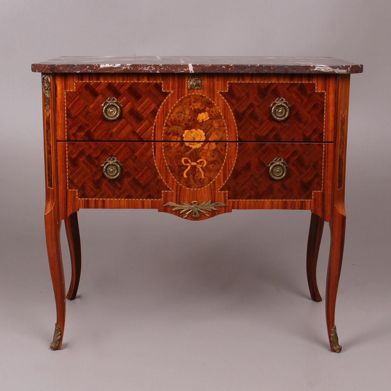 BYRÅ, gustaviansk stil, med intarsiadekor, 1900-tal.